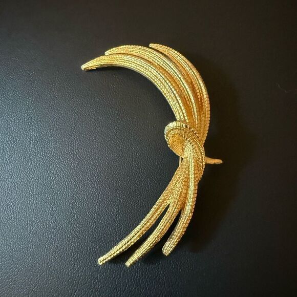 Vintage Signed Monet Wheat Shaft Brooch in Textured Gold Plated Metal. - Picture 2 of 7